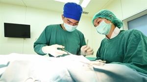 Bệnh nhân chết vì tắc ruột và nhiễm trùng do bác sĩ quên băng gạc trong bụng sau ca mổ